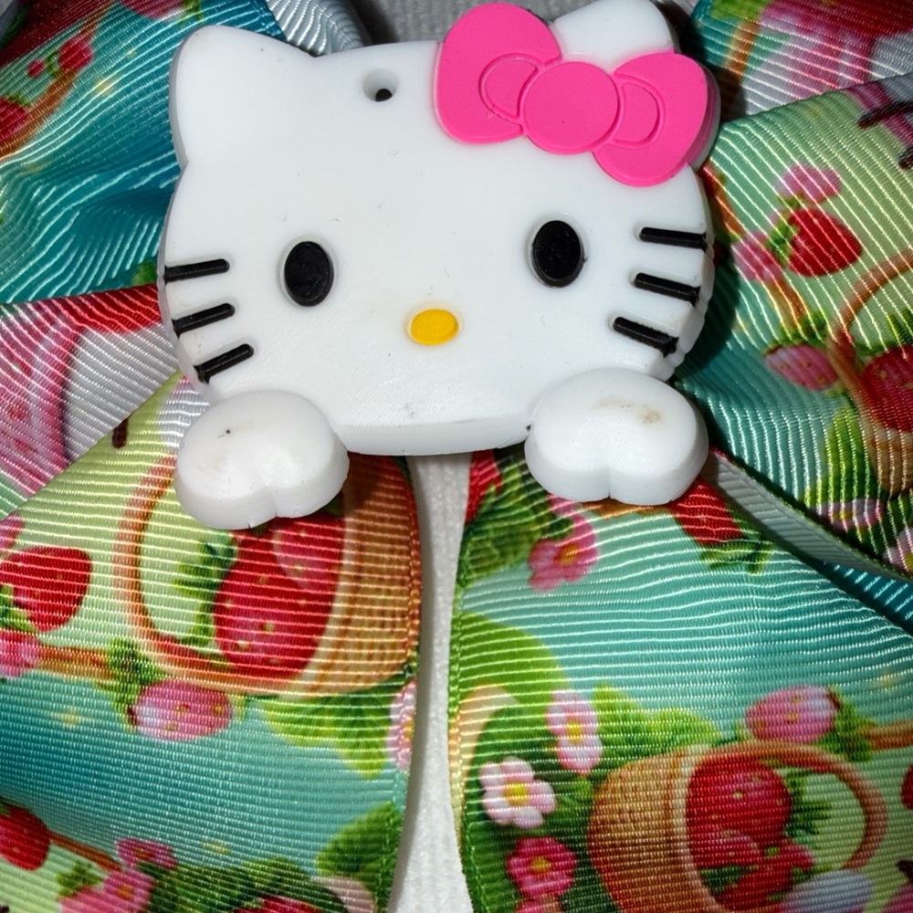 Hello Kitty With Strawberry - Picture 2 of 6